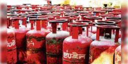 Read more about - LPG Price | প্রায় ১ হাজার টাকা বেড়ে গেল রান্নার গ্যাসের দাম! মধ্যপ্রাচ্যে যুদ্ধের জেরে ভারতেও জ্বালানির দাম বেড়ে গেল!