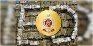 Read more about - ED Raid-Kolkata | বুধে ব্যবসায়ীর বাড়ি ইডি হানা, শহর কলকাতা থেকে উদ্ধার আগ্নেয়াস্ত্র সহ ১ কোটি ২০ লক্ষ