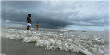 Read more about - Weather Update | বঙ্গোপসাগরে ঘনাচ্ছে নিম্নচাপ, সপ্তাহভর ভারী বৃষ্টির সম্ভাবনা রাজ্যের বিভিন্ন জেলায়
