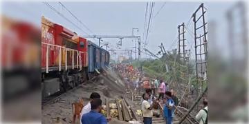 Read more about - Farakka Train Line | ফের ফারাক্কায় ভূমি ধস, বসে গেল রেল ট্র্যাক! বাতিল একাধিক ট্রেন