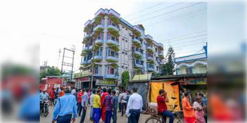 Read more about - Tarapith Hotel Fire Update | তারাপীঠের হোটেলে অগ্নিকাণ্ডের ঘটনায় দমকল অফিসারকে সাসপেন্ড প্রশাসনের!