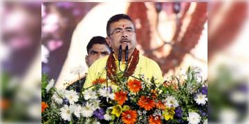 Read more about - Suvendu Adhikari | বন্ধ রেল পরিষেবা, শিলিগুড়িতে আটকে পড়া যাত্রীদের জন্যে একাধিক ঘোষণা মুখ্যমন্ত্রীর!