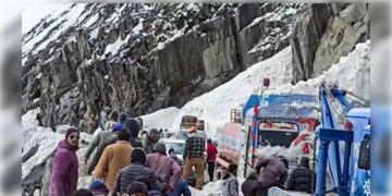 Read more about - Zoji La Pass Avalanche | লাদাখে প্রবল তুষারঝড়, জোজিলা পাসের কাছে মৃত্যু ৭ জনের, শ্রীনগর- লেহ হাইওয়েতে আটকে একাধিক গাড়ি