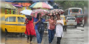 Read more about - Weather Update | মধ্যরাত থেকে তোড়ে বৃষ্টি, একনজরে শহর কলকাতার আজকের তাপমাত্রা