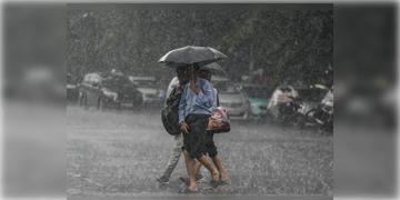 Read more about - Weather Update | বঙ্গোপসাগরের উপর অবস্থান করছে নিম্নচাপ, রাজ্যজুড়ে ব্যাপক বৃষ্টির সম্ভাবনা! কেমন থাকবে আজকের আবহাওয়া?