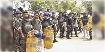 Read more about - Central Force | ভোট পরবর্তী হিংসার আশঙ্কায় অনির্দিষ্টকালের জন্য ৫০ হাজার জওয়ান মোতায়েন থাকবে রাজ্যে!