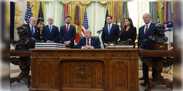 Read more about - Donald Trump | ৩ সপ্তাহর জন্য যুদ্ধবিরতির মেয়াদ বাড়াতে সম্মত হয়েছে লেবানন ও ইজ়রায়েল, দাবি ট্রাম্পের!