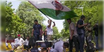 Read more about - Delhi Protest | আজ ফের দিল্লিতে উত্তেজনার আশঙ্কা! ইন্ডিয়া গেট থেকে সুপ্রিম কোর্ট পর্যন্ত মিছিলের পরিকল্পনা বিরোধী নেতাদের!