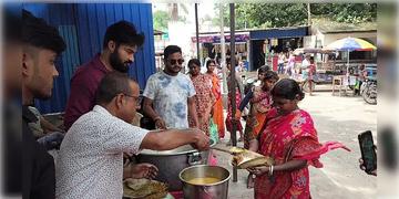 Read more about - Raghunathganj | মাত্র ২০ টাকায় ভরপেট নিরামিষ থালি, রঘুনাথগঞ্জে প্রশংসনীয় উদ্যোগ চার যুবকের!