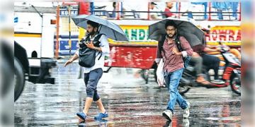 Read more about - Weather Update | বঙ্গে কালবৈশাখীর সতর্কতা জারি হাওয়া অফিসের, শুক্র অবধি মহানগরে চলবে ঝড়বৃষ্টি!