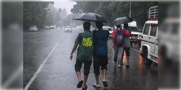 Read more about - Weather Update | এখনই বৃষ্টি কমছে না দক্ষিণবঙ্গে, একদিনেই ২০০ মিমি পর্যন্ত বৃষ্টির আশঙ্কা! জারি সতর্কতা!