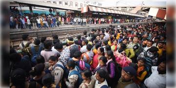 Read more about - Local Train | ঝাড়গ্রাম স্টেশনে রেলের ‘জন সংবাদ’, ট্রেনের দেরির অভিযোগে সরব যাত্রীরা!