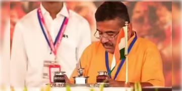 Read more about - Ayushman Bharat | পুজোর মধ্যেই স্বাস্থ্যসাথীর উপভোক্তাদের ঝাড়াই বাছাই করে 'আয়ুষ্মান ভারতে' বদলি, নির্দেশ মুখ্যমন্ত্রী শুভেন্দুর!
