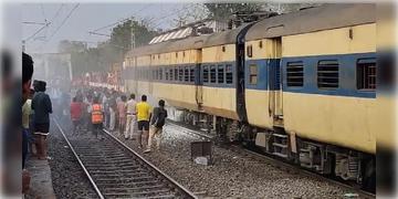 Read more about - Local Train Fire | হাবড়া-শিয়ালদহ লোকালে আচমকা ধোঁয়া, বিধাননগরে ঢুকতেই চাঞ্চল্য যাত্রীদের মধ্যে