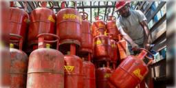 Read more about - LPG Price | ফের দাম বাড়লো বাণিজ্যিক গ্যাসের, স্বস্তি গৃহস্থের রান্নার গ্যাসের দামে!