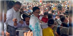 Read more about - Mamata Banerjee | তৃণমূলনেত্রী মমতা বন্দ্যোপাধ্যায়ের রাজনৈতিক কর্মসূচিতে বিশৃঙ্খলা, থামাতে হলো ভাষণ!