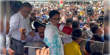 Read more about - Mamata Banerjee | তৃণমূলনেত্রী মমতা বন্দ্যোপাধ্যায়ের রাজনৈতিক কর্মসূচিতে বিশৃঙ্খলা, থামাতে হলো ভাষণ!