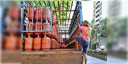 Read more about - LPG booking rules | LPG বুকিং–এর সময়সীমা বাড়ল, যুদ্ধ পরিস্থিতিতে জেরে কোপ উজ্জ্বলা যোজনার গ্রাহকদের উপরও