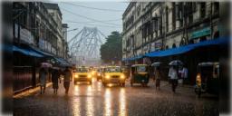 Read more about - Weather Update | মৌসুমী বায়ুর দাপট, বজ্রবিদ্যুৎ-সহ বৃষ্টির সম্ভাবনা বঙ্গে, একনজরে আজকের আবহাওয়া
