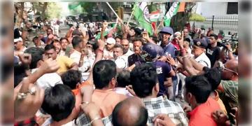 Read more about - TMC-BJP clash in CEO office | তৃণমূল-বিজেপির ‘সংঘর্ষ’ তুঙ্গে, FIR দায়ের থানায়, রয়েছে তৃণমূল কাউন্সিলারদের নাম!