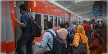 Read more about - Indian Rail luggage booking | ৩১ জুলাই থেকে বিরাট বদল রেলে, টিকিট কাটার সময়ই বুক করা যাবে লাগেজ! সর্বোচ্চ কত কেজি নেওয়া যাবে বিনামূল্যে?