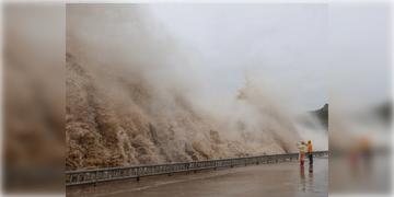 Read more about - Dolphin Typhoon | ১৫১ Kmph গতিবেগে চিনে আছড়ে পড়ল টাইফুন ‘ডলফিন’! ভারতেও পড়বে এই টাইফুনের প্রভাব!