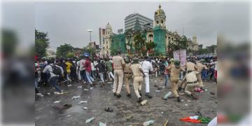 Read more about - Kolkata Protest | কলকাতার মিছিলে পুলিশকে লক্ষ্য করে ছোড়া হল বোতল-জুতো! নিগৃহীত সাংবাদিককেও! তাণ্ডব বহিরাগতের?
