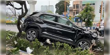 Read more about - Sector V Accident | সেক্টর ফাইভে ডিভাইডারে ধাক্কা বেপরোয়া গাড়ির! আহত ৪ যুবক-যুবতী