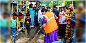 Read more about - Contractual Workers | দু’বেলা কাজ করলে বেতনও হবে দ্বিগুণ! পুরসভার অস্থায়ী সাফাই কর্মীদের নিয়ে বড় ঘোষণা পুরমন্ত্রীর!