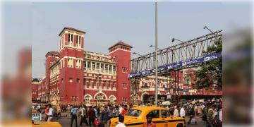 Read more about - Howrah Station | হাওড়া স্টেশনে বিমানবন্দরের আদলে আন্তর্জাতিক মানের বাস ও ট্যাক্সি টার্মিনাল, রেলমন্ত্রীর কাছে দেওয়া হলো প্রস্তাব!