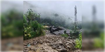 Read more about - Sikkim | টানা বৃষ্টিতে সিকিমে বিপর্যয়, ধসে রিম্বিতে ভাঙল ৩০টি বাড়ি, বন্ধ ১০ নম্বর জাতীয় সড়ক!