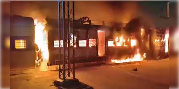 Read more about - Train Fire | ভোররাতে প্যাসেঞ্জার ট্রেনে অগ্নিকান্ড, পুড়ে ছাই তিনটি বগি, চাঞ্চল্য বিহারে