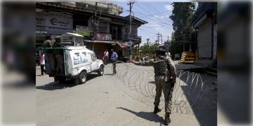 Read more about - Jammu and Kashmir | ৭ গ্রাম জুড়ে চিরুনি তল্লাশি, নিরাপত্তা বাহিনীর গুলিতে খতম কাশ্মীরের শীর্ষ লস্কর জঙ্গি জাকির