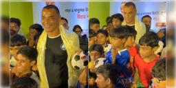 Read more about - Cafu in Kolkata | কলকাতায় কাফু! প্রান্তিক শিশুদের হাতে ফুটবল তুলে দিলেন বিশ্বজয়ী অধিনায়ক!