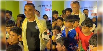 Read more about - Cafu in Kolkata | কলকাতায় কাফু! প্রান্তিক শিশুদের হাতে ফুটবল তুলে দিলেন বিশ্বজয়ী অধিনায়ক!