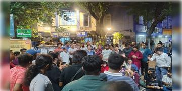 Read more about - Jadavpur University | রাতভর ছাত্র সংঘর্ষ! অশান্ত যাদবপুর, পড়ুয়াদের আটকে রেখে আগুন লাগানোর অভিযোগ