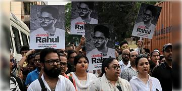 Read more about - Rahul Arunodoy Banerjee | উঠল কর্মবিরতি, ‘ম্যাজিক মোমেন্টসে’র সঙ্গে কাজ করবে না কোনও শিল্পী-রাহুলের মৃত্যুর তদন্তের দাবিতে আর কী কী সিদ্ধান্ত স্টুডিওপাড়ার?