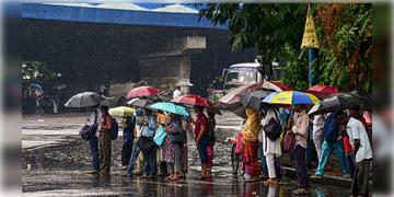 Read more about - Weather Update | নিম্নচাপের জের, দক্ষিণবঙ্গে বাড়ছে বৃষ্টির দাপট, একনজরে আজকের আবহাওয়া আপডেট