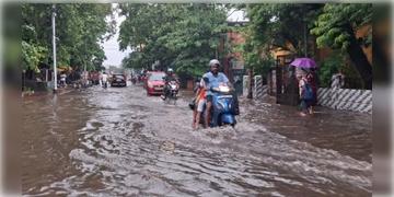 Read more about - Weather Update | সক্রিয় রয়েছে ঘূর্ণাবর্ত, আজও কলকাতা-সহ গোটা দক্ষিণবঙ্গে বজ্রবিদ্যুৎ-সহ মাঝারি থেকে ভারী বৃষ্টির সম্ভাবনা!