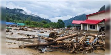 Read more about - Arunachal Pradesh | ফের ভয়াবহ ক্লাউডবার্স্টের কারণে বিপর্যস্ত অরুণাচল প্রদেশ,জলের তোড়ে ভেসে গেল উদ্ধারকারীদের নৌকাও, মৃত ৩!