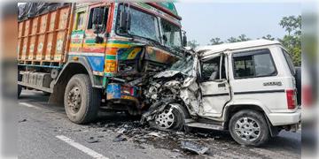 Read more about - Gujrat Accident | গুজরাতে ভয়াবহ পথ দুর্ঘটনা, পিকআপ ভ্যানের সঙ্গে ট্রাকের মুখোমুখি সংঘর্ষে মৃত ৭ শ্রমিক!