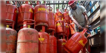 Read more about - Gas Cylinder Booking | কমার্শিয়াল গ্যাসের বুকিং নিয়ন্ত্রণ করবে রাজ্য! জ্বালানীর আকালের মুখে নয়া নির্দেশ পেট্রোলিয়াম মন্ত্রকের