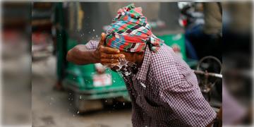 Read more about - Weather Update | রাজ্য জুড়ে বৃষ্টির পূর্বাভাস, দ্বিতীয় দফা ভোটের আগে কেমন থাকবে কলকাতার আবহাওয়া?