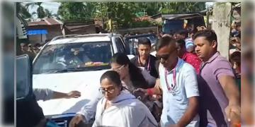 Read more about - Mamata Banerjee | হালিশহরে মমতা বন্দ্যোপাধ্যায়ের ওপর হামলা! প্রতিবাদে সোমবার রাস্তায় নামছে কালীঘাট তৃণমূল
