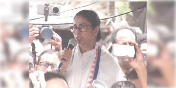 Read more about - Mamata Banerjee | মমতার পাশে দেখা গেলো কেবল ৫ সাংসদ, দেখা যাচ্ছে না ১০ বিধায়ককেও!