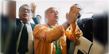 Read more about - Chinmoy Krishna Das | ইউনুসের জমানায় গ্রেফতারি, তারেকের জমানায় একটি মামলায় জামিন চিন্ময় কৃষ্ণ দাসের!