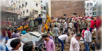 Read more about - Delhi | ‘আমাদের বাঁচান’ ধ্বংসস্তূপের মধ্যে থেকে ফোন পড়ুয়াদের, দিল্লিতেই ছ’তলা বাড়ি ভেঙে মৃত ২