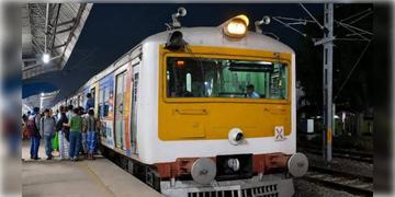 Read more about - Local Train | শিয়ালদহে শনিবার গভীর রাতে ৭ ঘণ্টার ট্রাফিক ব্লক, বাতিল একাধিক লোকাল!
