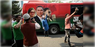 Read more about - Bangladesh Election | বাংলাদেশে শেষ ভোট গ্রহণ, ৪ মৃত্যুতে ছন্দপতন, কার দখলে যাবে ঢাকার মসনদ?