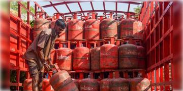 Read more about - Domestic LPG Prices | মধ্যরাতে একধাক্কায় বাড়লো রান্নার গ্যাসের দাম, জ্বালানি জ্বালায় জর্জরিত রান্নাঘর